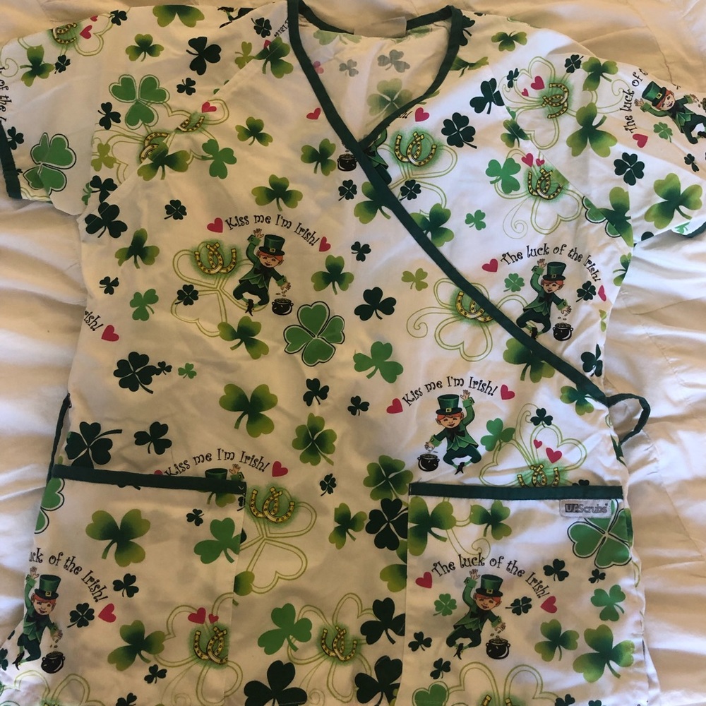 Scrub top. Kiss me I’m Irish. Size small